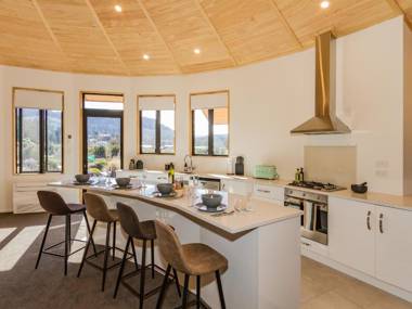 Heavenly Spa Views - Ohakune Holiday Home