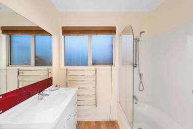 The Purple House - Ohakune Holiday Home with Spa Pool