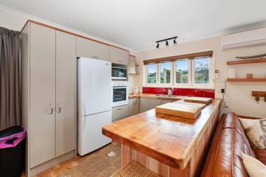 The Purple House - Ohakune Holiday Home with Spa Pool