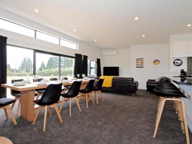 Mountain Adventure Spa Escape - Ohakune Holiday Home