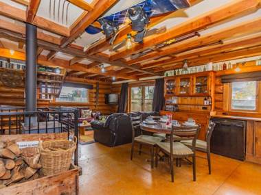 Cosy Warm Log Cabin - Ohakune Holiday Home