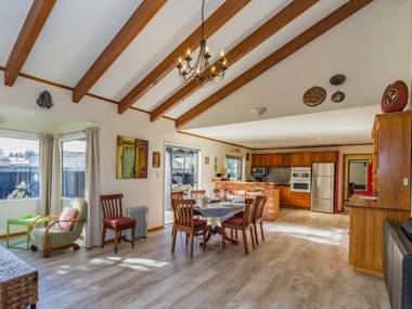 The Goldfinch Retreat - Ohakune Holiday Home