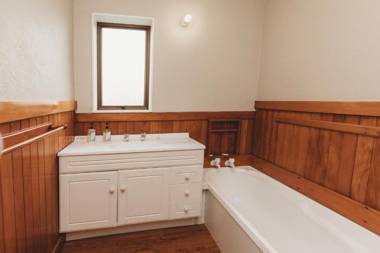 GONE COASTAL - KIWI BACH WAREA