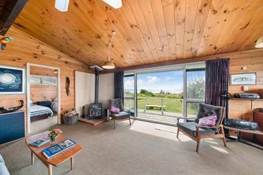 The Beachsider - Te Horo Beach Holiday Home
