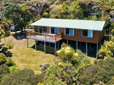 Seaview Sun and Surf - Piha Holiday Home