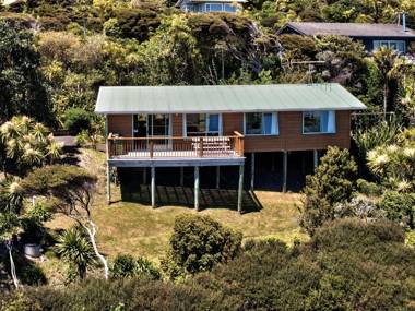 Seaview Sun and Surf - Piha Holiday Home