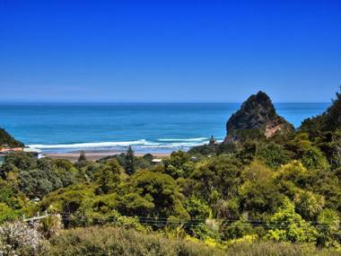 Seaview Sun and Surf - Piha Holiday Home