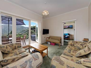 Surfer's Sunshine Cottage - Piha Holiday Home