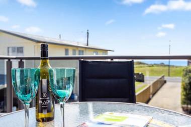 Sparkling Ocean Views - Papamoa Holiday House