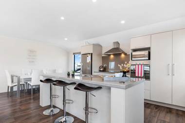 Sparkling Ocean Views - Papamoa Holiday House