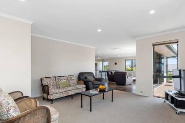 Sparkling Ocean Views - Papamoa Holiday House