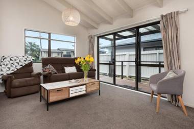 The Mount Beach Pad - Mt Maunganui Holiday Home