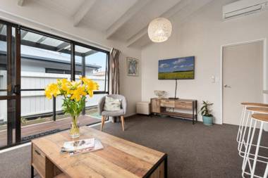 The Mount Beach Pad - Mt Maunganui Holiday Home