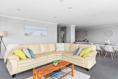 Sunrise Seaviews and BBQs - Papamoa Beach Holiday Apartment