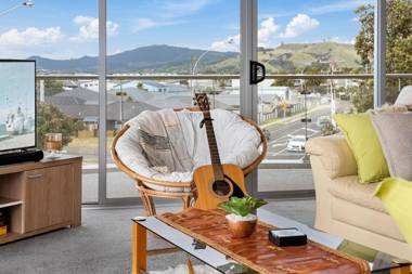 Sunrise Seaviews and BBQs - Papamoa Beach Holiday Apartment