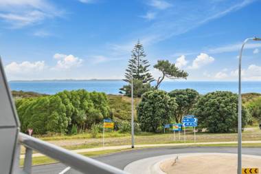 Sunrise Seaviews and BBQs - Papamoa Beach Holiday Apartment
