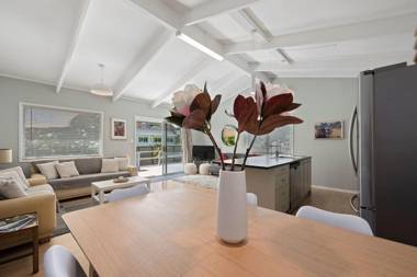 Pohutukawa Breeze - Papamoa Beach Holiday Home