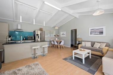 Pohutukawa Breeze - Papamoa Beach Holiday Home