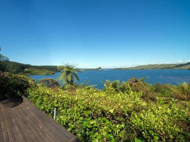 Laze by the Lake - Lakefront Rotoiti Holiday Home