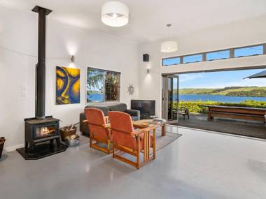 Laze by the Lake - Lakefront Rotoiti Holiday Home