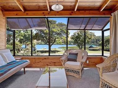 Absolute Lakefront Favourite - Lake Rotoiti Holiday Home