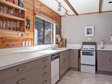 Absolute Lakefront Favourite - Lake Rotoiti Holiday Home