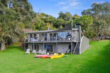 Onepoto Bay Lakehouse - Lake Rotoiti Holiday Home