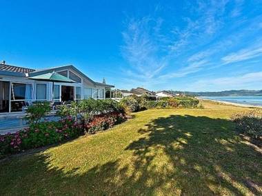 Matarangi Beachfront House - Matarangi Holiday Home