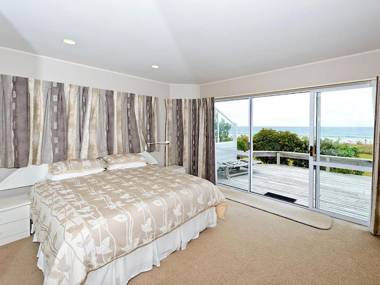 Matarangi Beachfront House - Matarangi Holiday Home