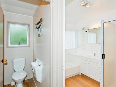 Matarangi Beachfront House - Matarangi Holiday Home