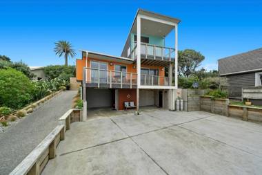Rippling Waves Lookout - Raumati South Holiday Home