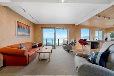 Rippling Waves Lookout - Raumati South Holiday Home