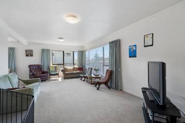 Hit The Beach - Waitarere Beach Holiday Home