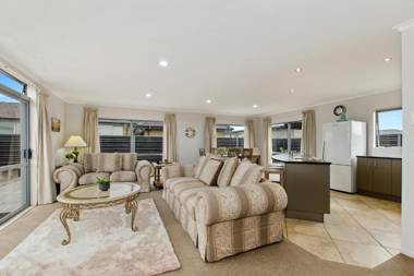 Beauty on Bream Bay - Ruakaka Holiday Home