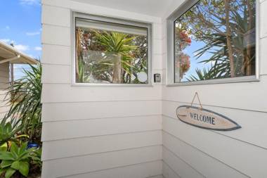 Spacious Family Bach by the Sea - Ruakaka Holiday Home