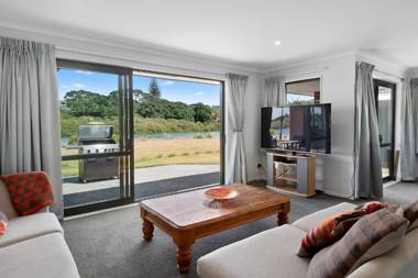 The Waterfront Ruakaka - Ruakaka Holiday Home