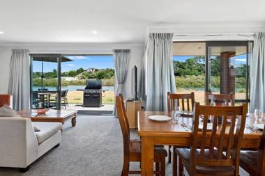 The Waterfront Ruakaka - Ruakaka Holiday Home