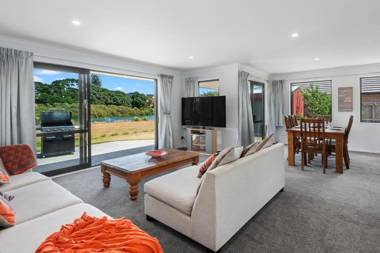 The Waterfront Ruakaka - Ruakaka Holiday Home