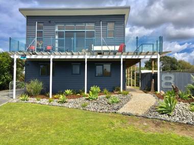 Oceans 8 - Mangawhai Heads Holiday Home