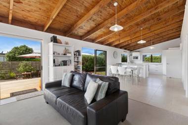 This Way To The Beach - Omaha Holiday Home