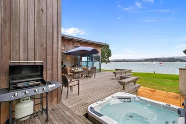 Omaha Views - Omaha Holiday Home