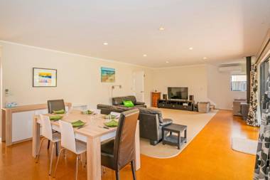 Kowhai Corner - Matarangi Holiday Home