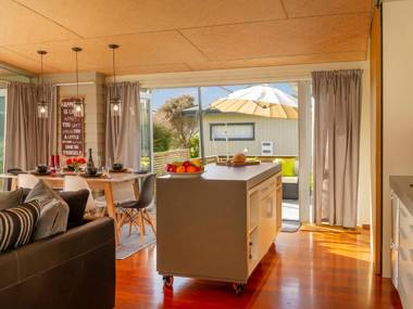 Modpod on The Tee - Matarangi Holiday Home