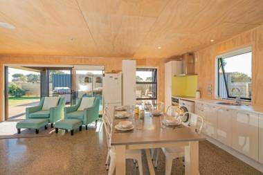 Black Beauty Retreat - Matarangi Holiday Home