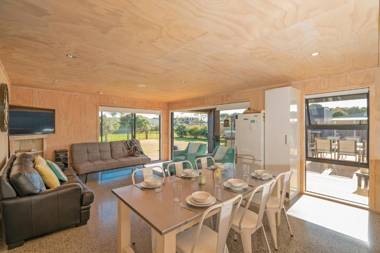 Black Beauty Retreat - Matarangi Holiday Home