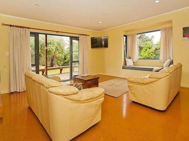 Castleview Getaway Matarangi - Matarangi Holiday Home