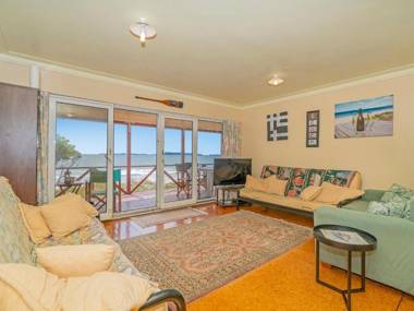 Poppy's Beach House - Beachfront Whangapoua Holiday Home
