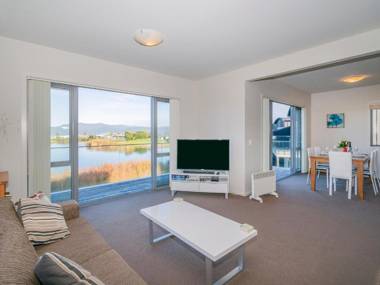 Matarangi Villa on Golf Course - Matarangi Holiday Home