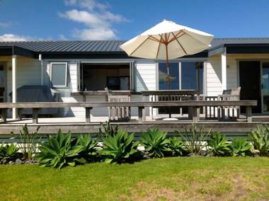 Kowhai Retreat - Matarangi Holiday Home