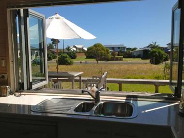 Kowhai Retreat - Matarangi Holiday Home